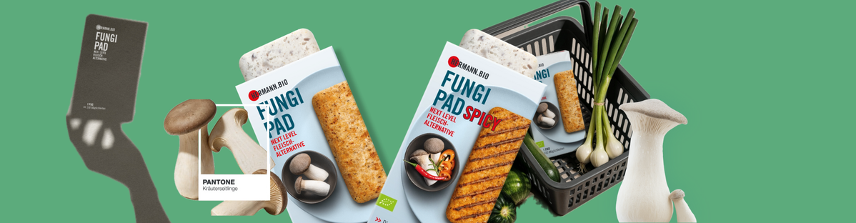 KI generiert: Das Bild zeigt mehrere Pastinaken, frische und in Scheiben geschnittene, auf einer hellen Holzoberfläche. Daneben liegen einige grüne Blätter zur Dekoration.