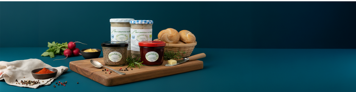 KI generiert: Das Bild zeigt mehrere Pastinaken, frische und in Scheiben geschnittene, auf einer hellen Holzoberfläche. Daneben liegen einige grüne Blätter zur Dekoration.