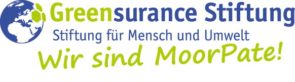 KI generiert: Das Bild zeigt das Logo der "Greensurance Stiftung", einer Stiftung für Mensch und Umwelt, mit dem Slogan "Wir sind MoorPate!". Es enthält ein grafisches Element einer Erdkugel mit einem Blatt.