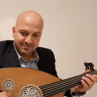 KI generiert: Eine Person spielt ein Saiteninstrument, vermutlich eine Oud.