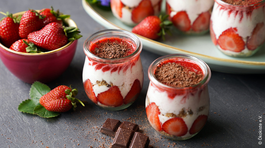 Rezeptbild für Erdbeer-Schicht-Dessert