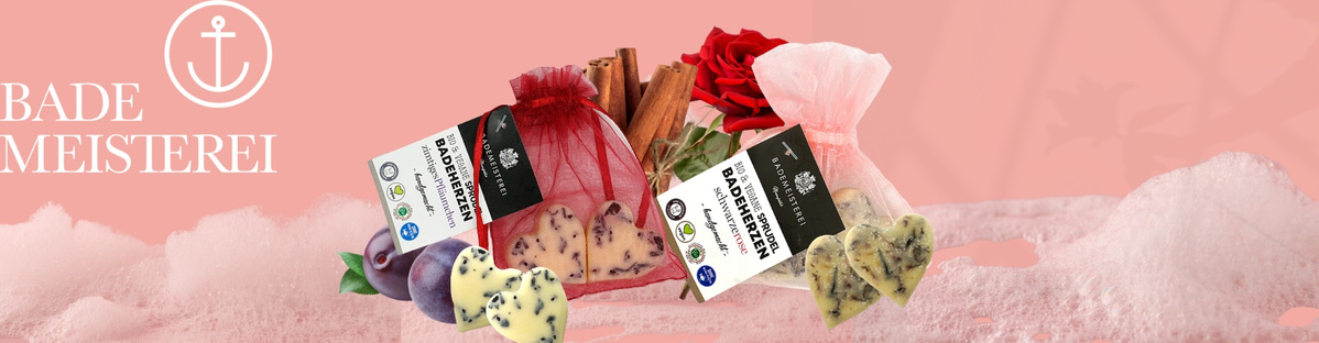 KI generiert: Das Bild zeigt mehrere Pastinaken, frische und in Scheiben geschnittene, auf einer hellen Holzoberfläche. Daneben liegen einige grüne Blätter zur Dekoration.