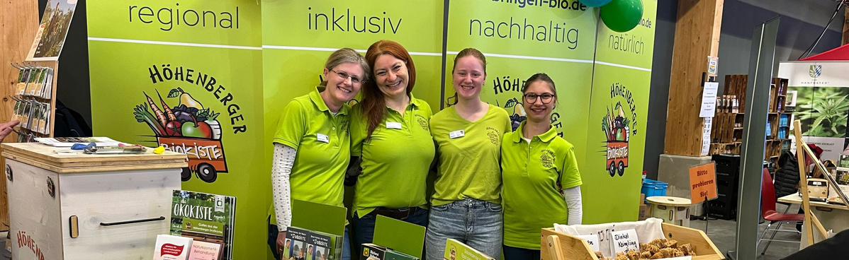 KI generiert: Das Bild zeigt sieben Frauen in gelben Trikots, die in Startposition an einem Rennen teilnehmen wollen. Sie stehen auf einer asphaltierten Fläche und lächeln in die Kamera.