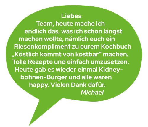 KI generiert: Grünes Sprechblasendesign mit einer Kundenbewertung für ein Kochbuch. Textinhalt von "Liebes Team" bis "Michael".