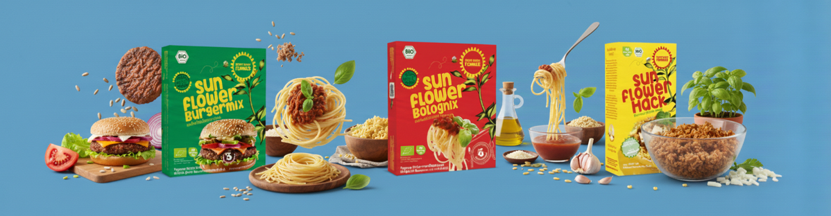 KI generiert: Das Bild zeigt mehrere Pastinaken, frische und in Scheiben geschnittene, auf einer hellen Holzoberfläche. Daneben liegen einige grüne Blätter zur Dekoration.