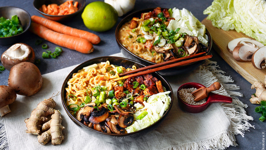 Rezeptbild für Thai-Ramen mit Pilzen und knusprigem Tofu