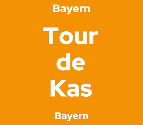KI generiert: Orangefarbener Hintergrund mit dem Text "Bayern Tour de Kas Bayern".