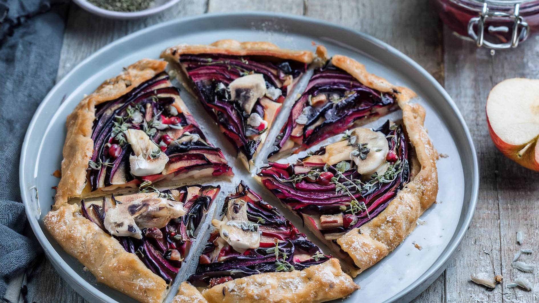 Rezeptbild für Blaukraut-Flammkuchen mit Camembert