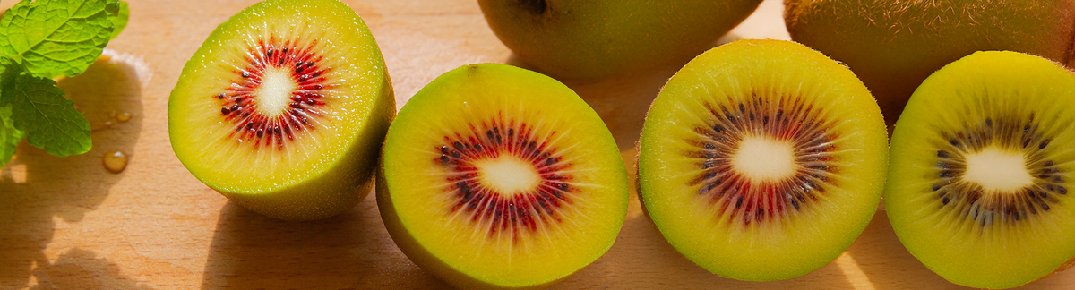KI generiert: Geschnittene Kiwis auf einem Holzbrett, daneben ein Minzblatt.