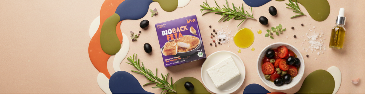 KI generiert: Das Bild zeigt mehrere Pastinaken, frische und in Scheiben geschnittene, auf einer hellen Holzoberfläche. Daneben liegen einige grüne Blätter zur Dekoration.