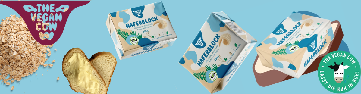 KI generiert: Das Bild zeigt mehrere Pastinaken, frische und in Scheiben geschnittene, auf einer hellen Holzoberfläche. Daneben liegen einige grüne Blätter zur Dekoration.