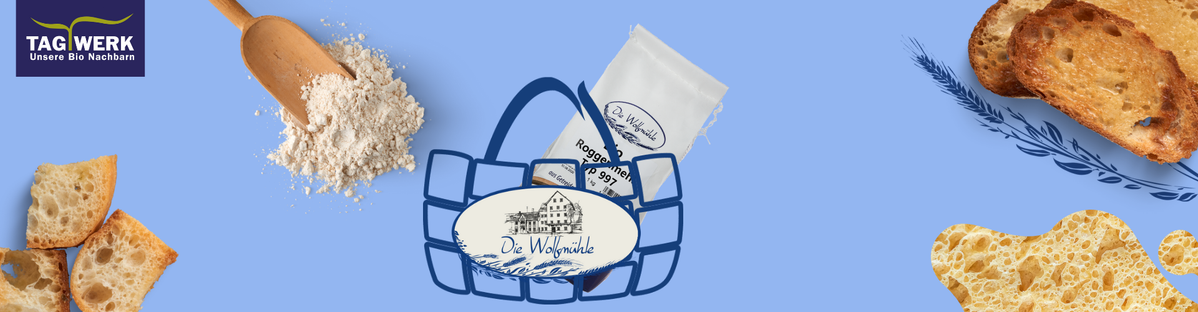 KI generiert: Das Bild zeigt mehrere Pastinaken, frische und in Scheiben geschnittene, auf einer hellen Holzoberfläche. Daneben liegen einige grüne Blätter zur Dekoration.