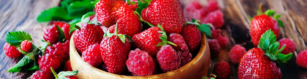 KI generiert: Das Bild zeigt mehrere Pastinaken, frische und in Scheiben geschnittene, auf einer hellen Holzoberfläche. Daneben liegen einige grüne Blätter zur Dekoration.