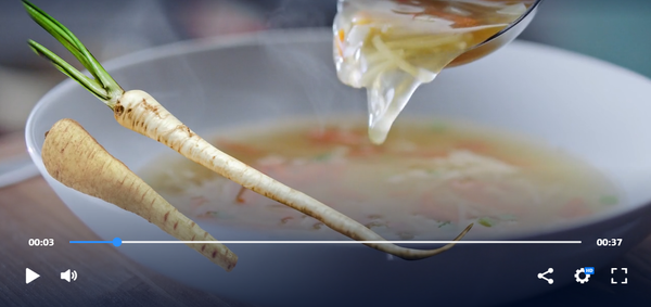 KI generiert: Eine Suppe wird mit einer Kelle serviert; daneben sind Pastinaken zu sehen.