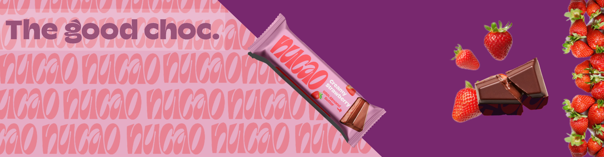 KI generiert: Das Bild zeigt mehrere Pastinaken, frische und in Scheiben geschnittene, auf einer hellen Holzoberfläche. Daneben liegen einige grüne Blätter zur Dekoration.