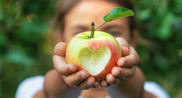 Kind mit Apfel