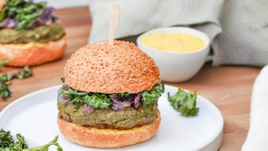 Rezeptbild für Grünkohl-Burger mit&nbsp;<br>karamellisierten Zwiebeln