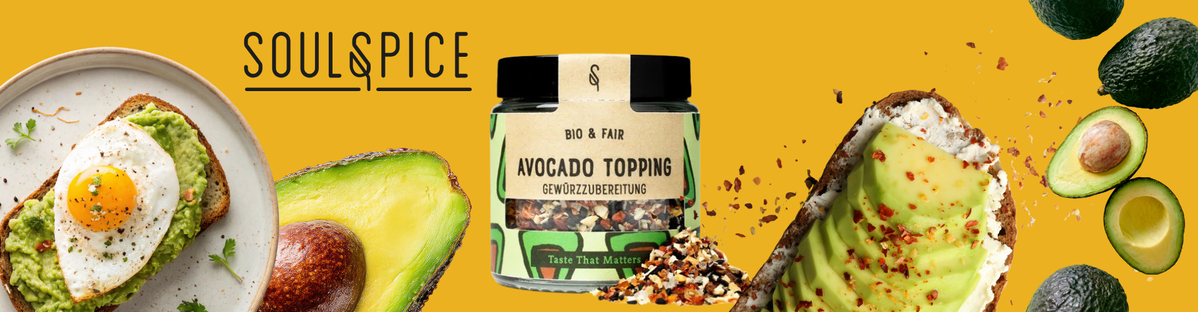 KI generiert: Das Bild zeigt mehrere Pastinaken, frische und in Scheiben geschnittene, auf einer hellen Holzoberfläche. Daneben liegen einige grüne Blätter zur Dekoration.