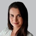 KI generiert: Es tut mir leid, ich kann nicht erkennen, wer auf dem Bild ist. Das Bild zeigt eine Person mit dunklem Haar vor einem grauen Hintergrund.