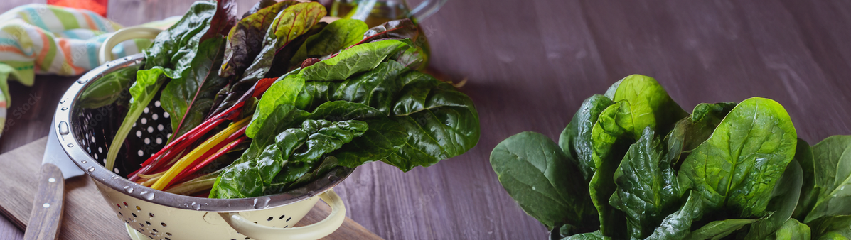 KI generiert: Das Bild zeigt mehrere Pastinaken, frische und in Scheiben geschnittene, auf einer hellen Holzoberfläche. Daneben liegen einige grüne Blätter zur Dekoration.