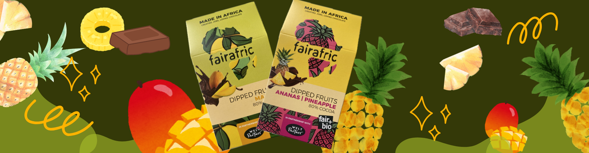 KI generiert: Das Bild zeigt mehrere Pastinaken, frische und in Scheiben geschnittene, auf einer hellen Holzoberfläche. Daneben liegen einige grüne Blätter zur Dekoration.