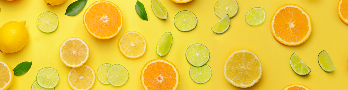 KI generiert: Zitrusfrüchte, darunter Orangen, Zitronen und Limetten, auf gelbem Hintergrund mit grünen Blättern.