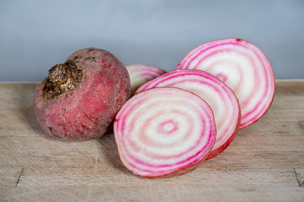 KI generiert: Eine zerschnittene Rote Beete auf einem Holzbrett.