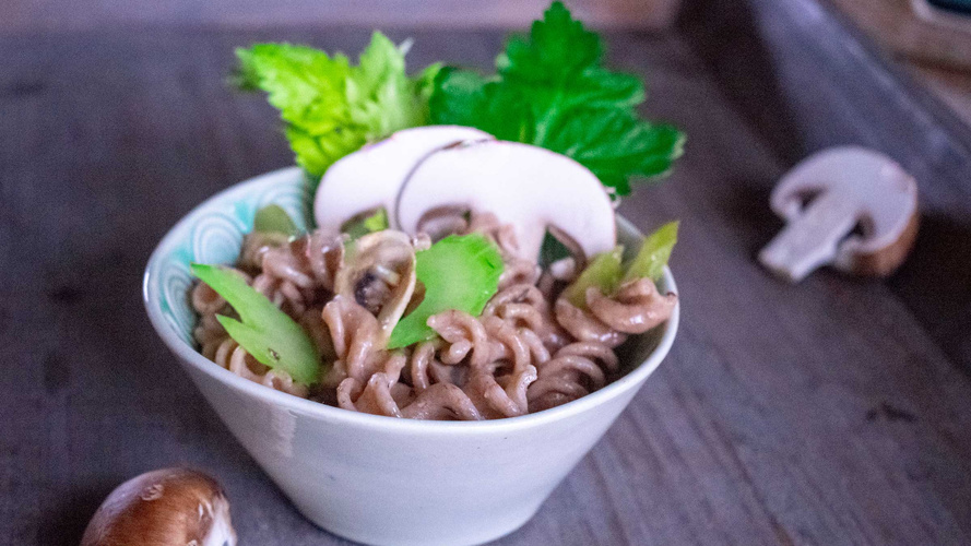 Rezeptbild für Pasta mit Champignon-Stangensellerie-Soße (basisch)